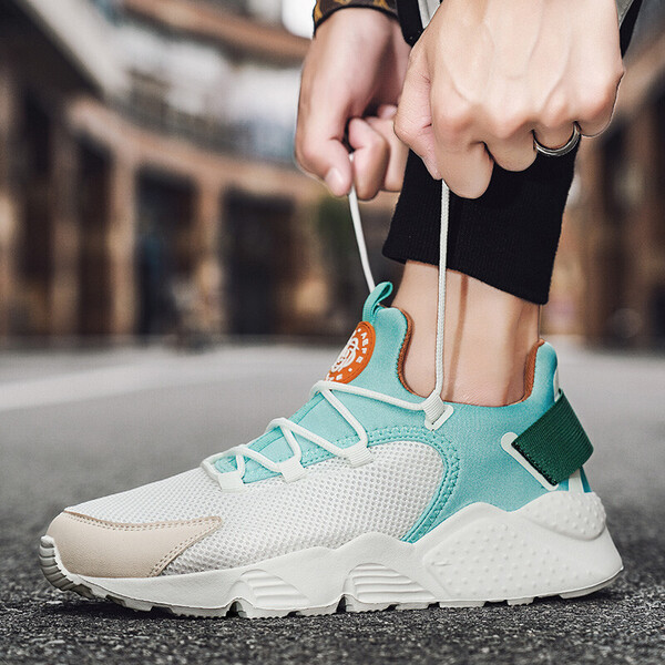 Patogūs sportiniai bateliai ant parko tako